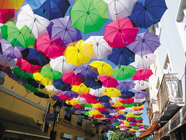 色とりどりの傘が灼熱の街を快適に