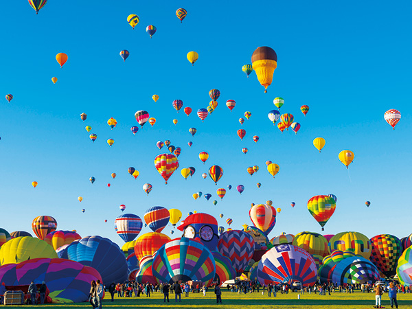 空を虹色に染める世界最大の気球の祭典