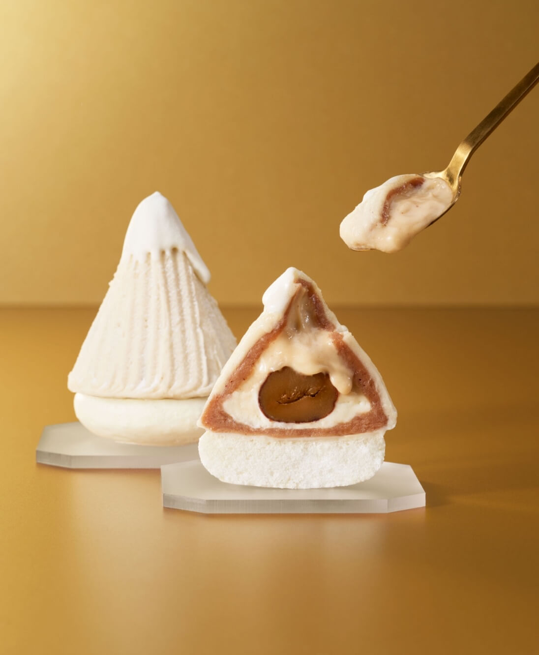 THE珀山モンブランの断面。和栗風味のホワイトマロンクリームとラム酒香る洋栗クリームの2層仕立て