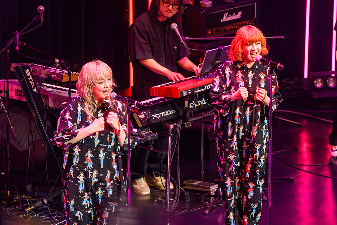 〈ジオ〉ブランド誕生35周年記念「PUFFY 貸切コンサート」inビルボードライブ東京