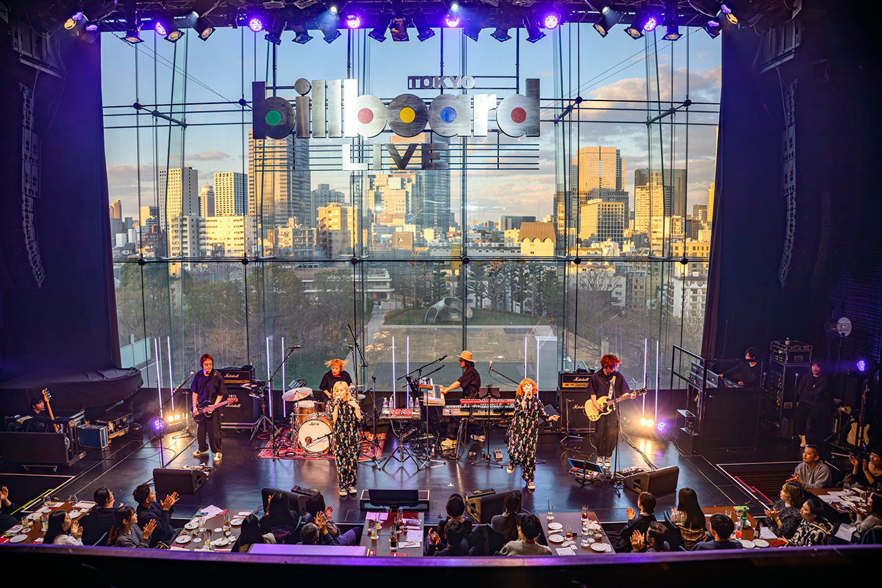 〈ジオ〉ブランド誕生35周年記念「PUFFY 貸切コンサート」inビルボードライブ東京
