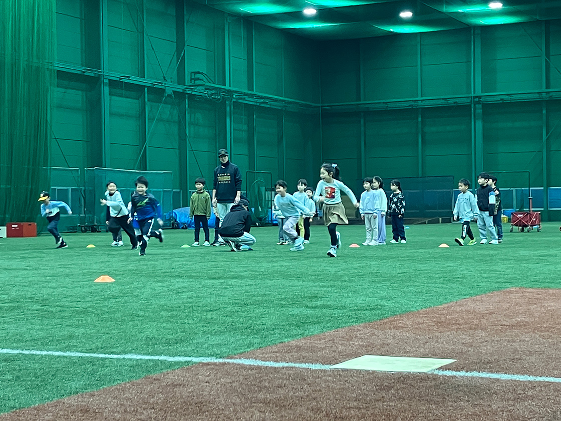 お子様向け「野球教室」in 阪神甲子園球場 室内練習場