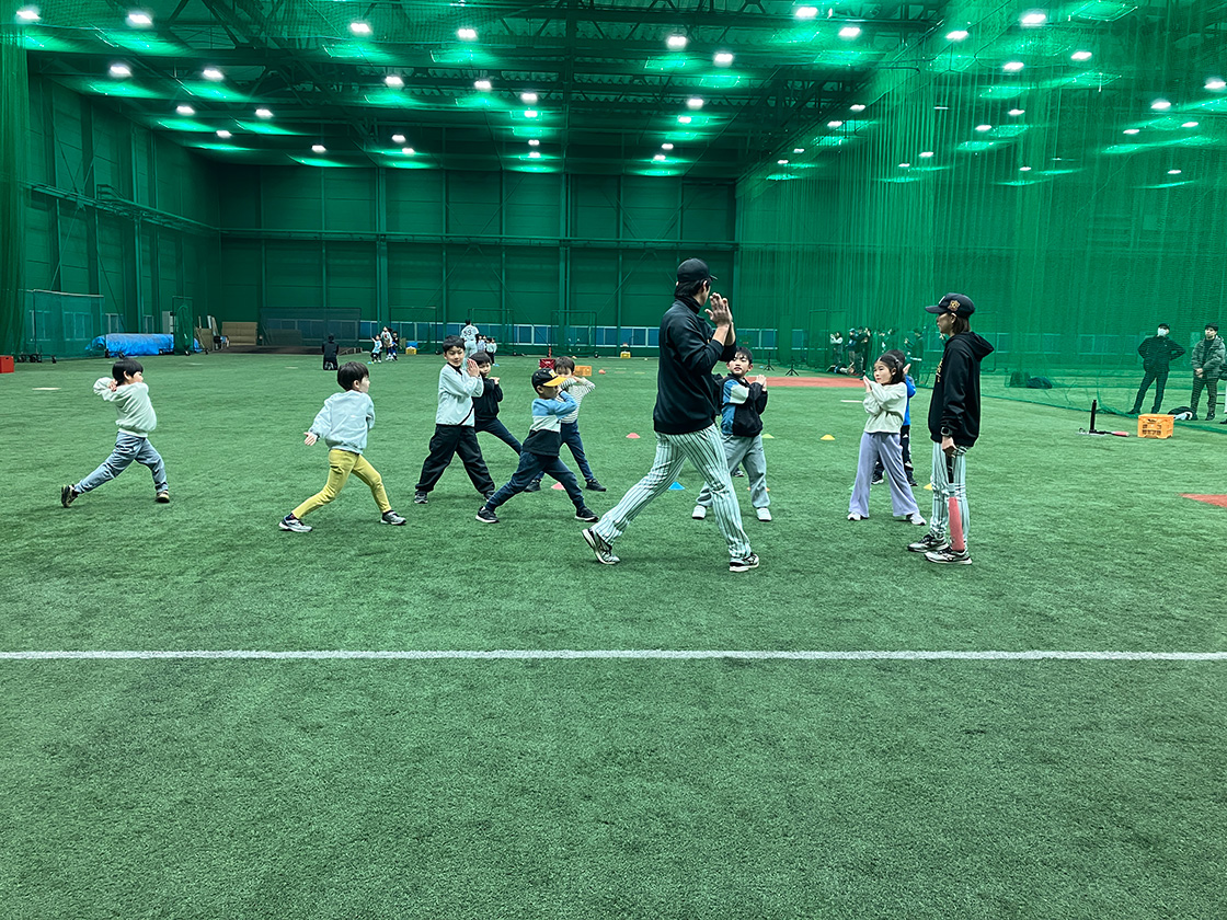 お子様向け「野球教室」in 阪神甲子園球場 室内練習場