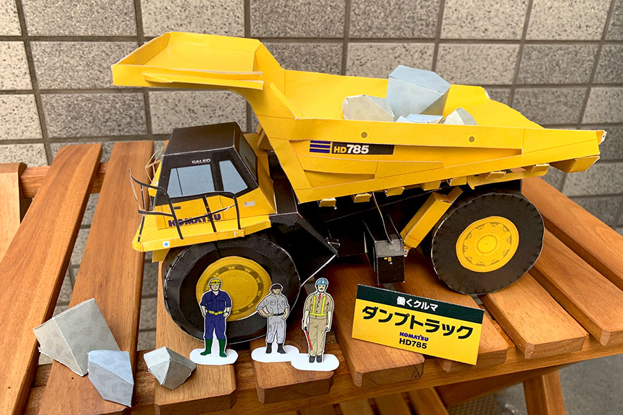 ガタガタのダンプトラック！土砂が乗っています。作業員もいます