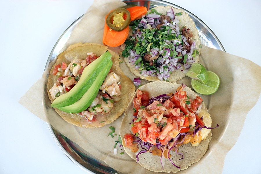 メニューから3種類のタコスがチョイスできる「TRES TACOS」（1280円）タコスはほかに単品（436円）もある