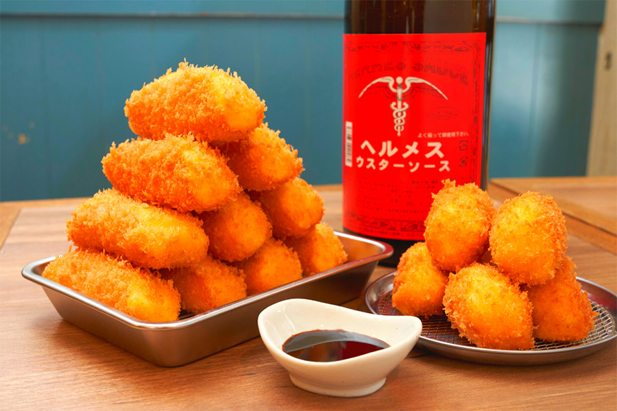 看板メニューのハムカツは、タマゴサラダをハムで包んで揚げたサクッと食べやすい味わい