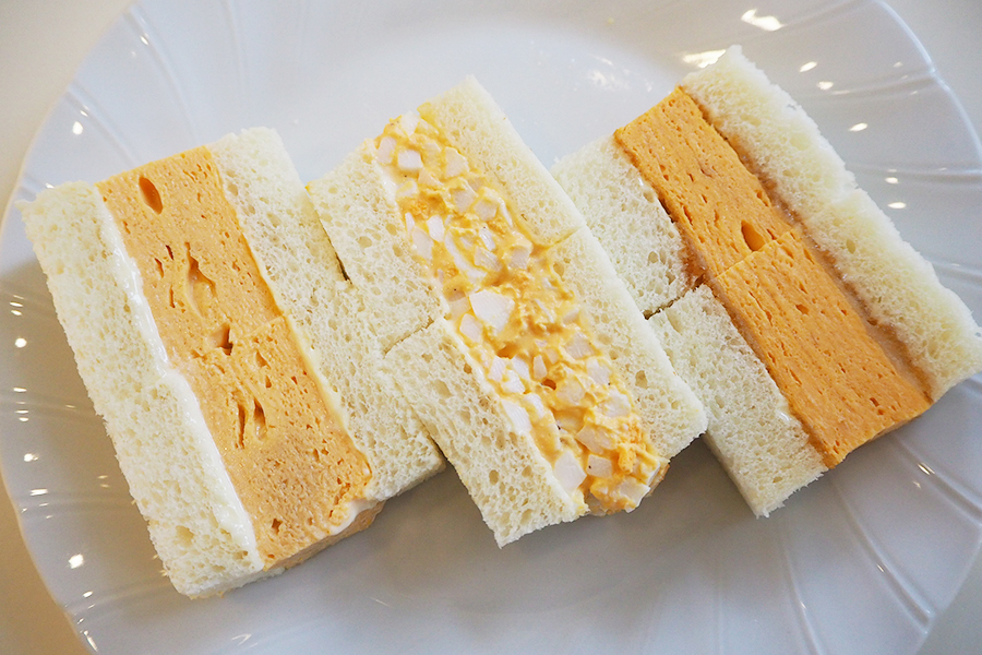看板メニュー「パタパサンド」（600円）。「厚焼きたまごサンド」、ゆでたまごとマヨネーズをあえた「たっぷりたまごサンド」、厚焼きたまごを揚げた「たまごカツサンド」の3種セット