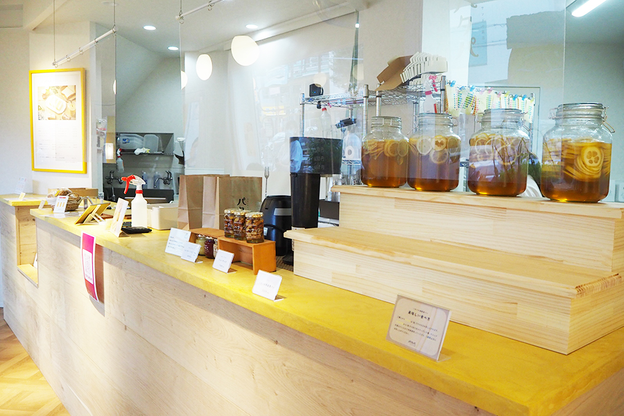 店内にはスタンディングで、イートインスペースあり（約3名）