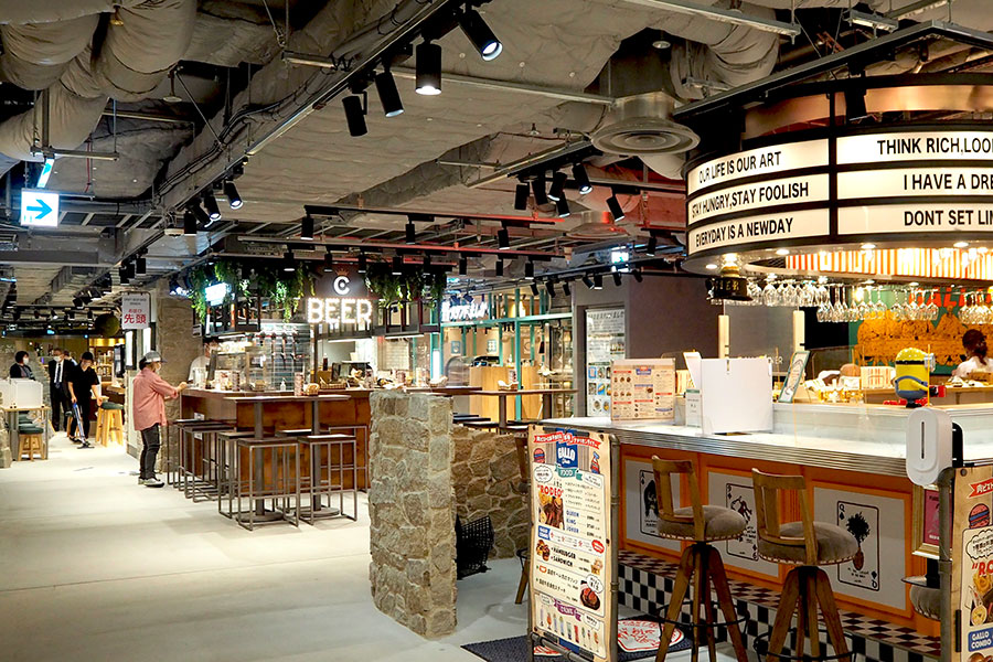 「阪神梅田本店」地下2階バルゾーンの様子