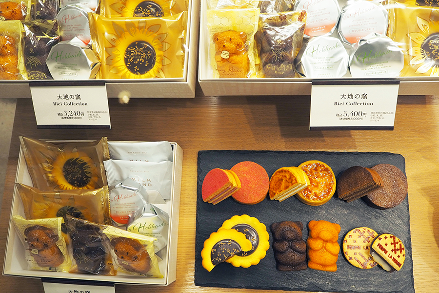ギフト向き「ショコララング ひまわりの丘」や濃厚ショコラと練乳ミルク仕立てのクッキー「北海道美瑛 ミルクサンド」などの焼き菓子セット「大地の窯」3240円ほか