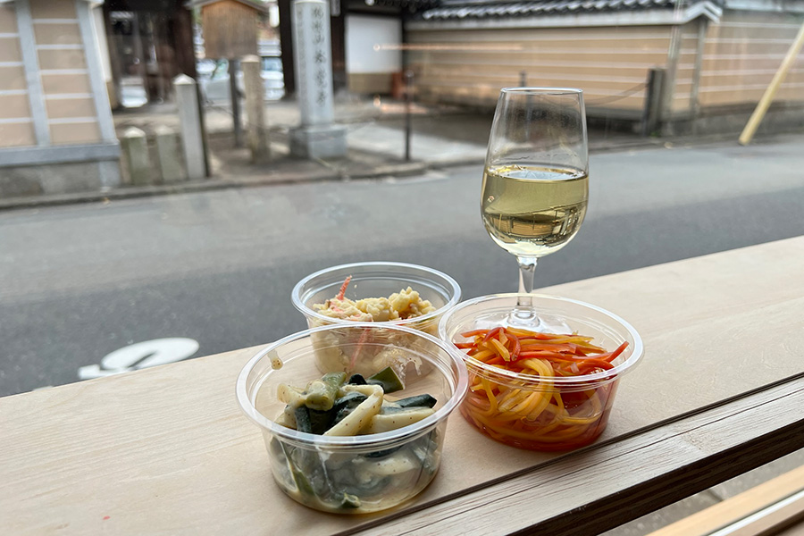 「おかかのポテサラ」432円、「旬にんじんの汁だくおひたし」378円、「九条ねぎとイカのてっぱい」540円