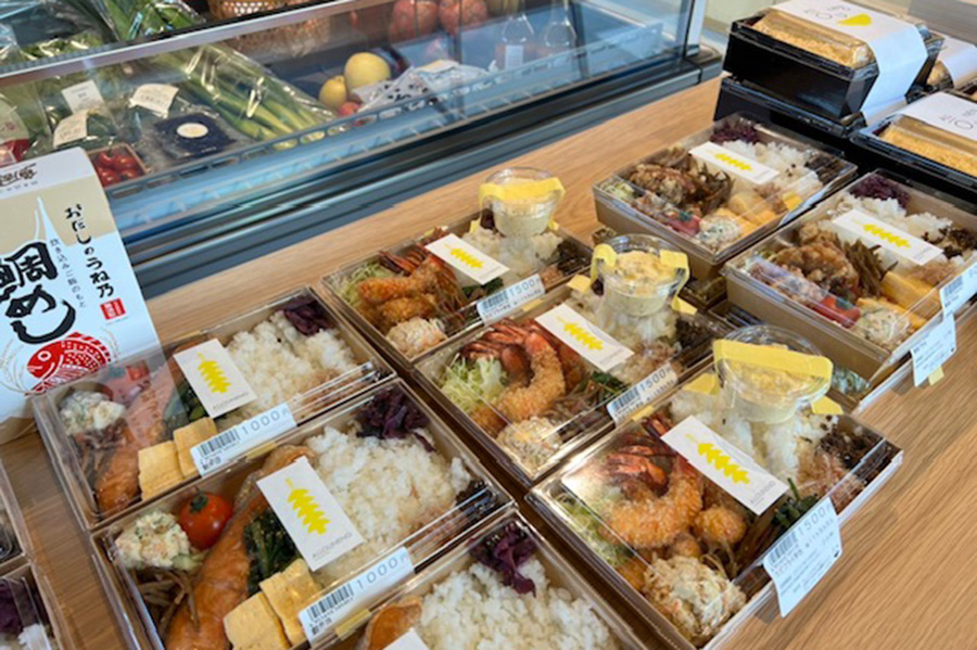 「エビフライ弁当」1620円や「焼き鯖弁当」918円など、お弁当が並ぶコーナー