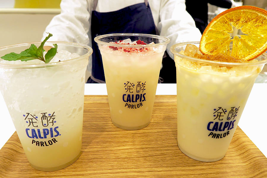 左から、「もろみ酢とカルピス」「甘酒とカルピス」「ヨーグルトとカルピス」（大阪・阪急うめだ本店「発酵カルピスパーラー」）