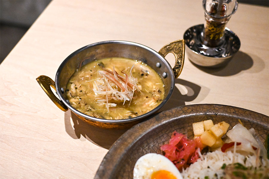 「サバとみょうがの冷やし出汁カレー」は、夏にぴったりの冷製。みょうがの香りと食感がアクセントになり、さらっと食べられる。卓上のカシミールミックスをかけると味変し、香りが楽しめる