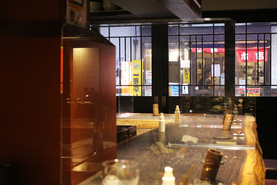 賑やかな通りをのぞむ、落ち着いた店内