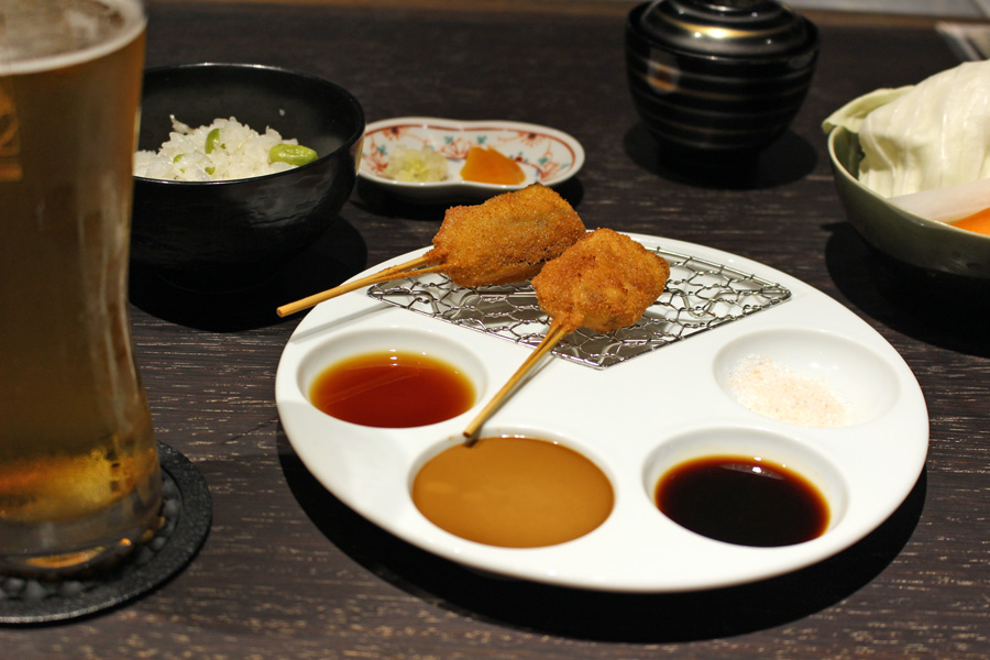 串揚げをつまみに、昼間からアルコールが楽しめる