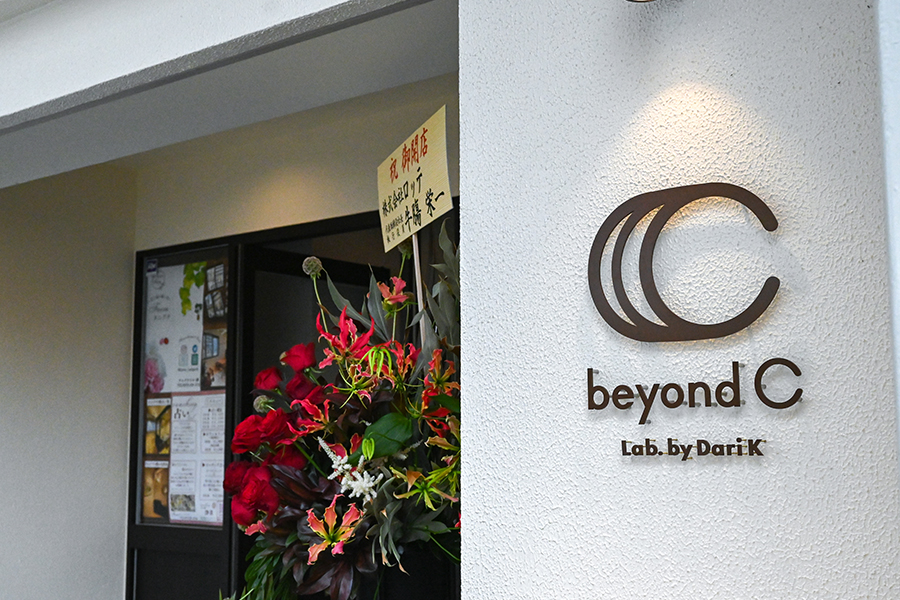 真っ白の外観に「beyond C」のロゴが目印
