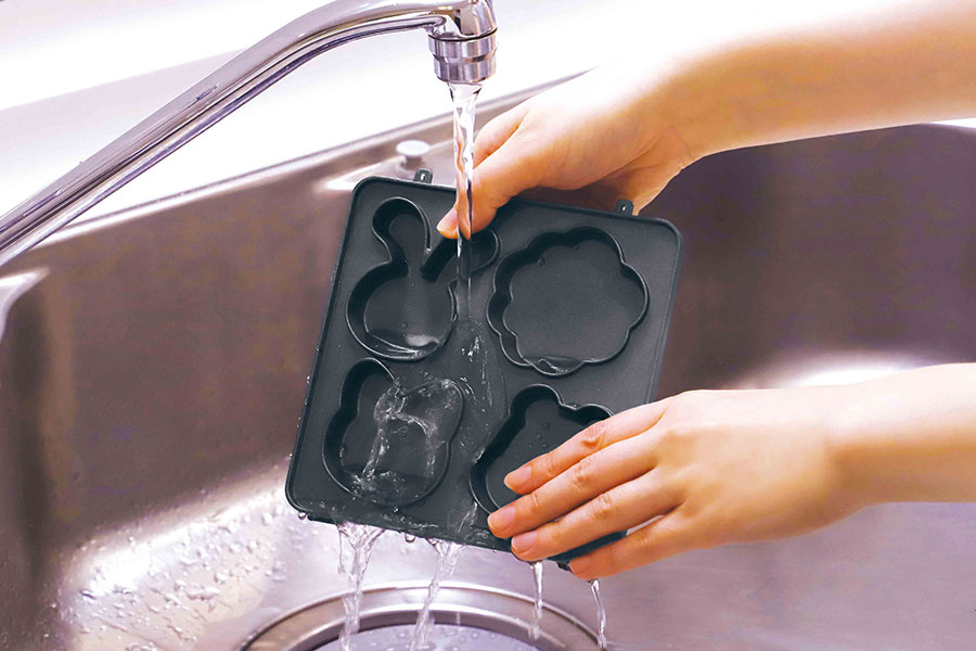 着脱式プレートなので、水洗いできてお手入れ簡単