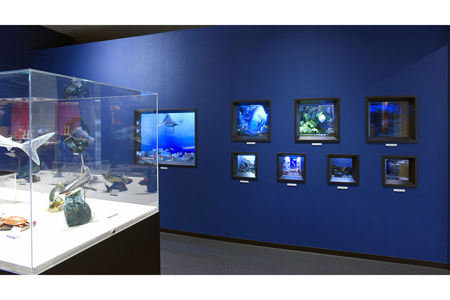 フレームと照明の効果で没入感を高める展示方法が採用された「海洋堂フィギュアミュージアム ミライザ大阪城」