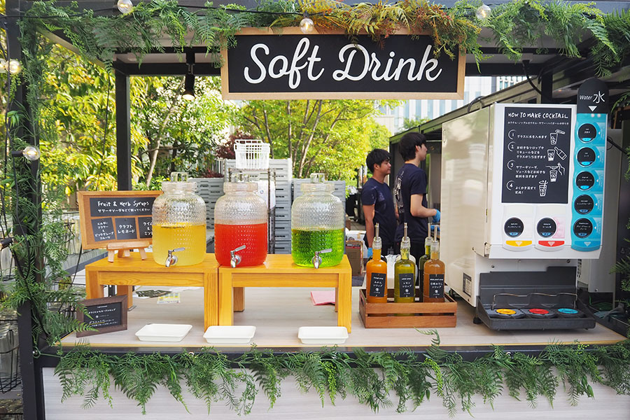 ソフトドリンクも充実。ライムやピンクグレープフルーツドリンクは、炭酸で割って好みの濃さに