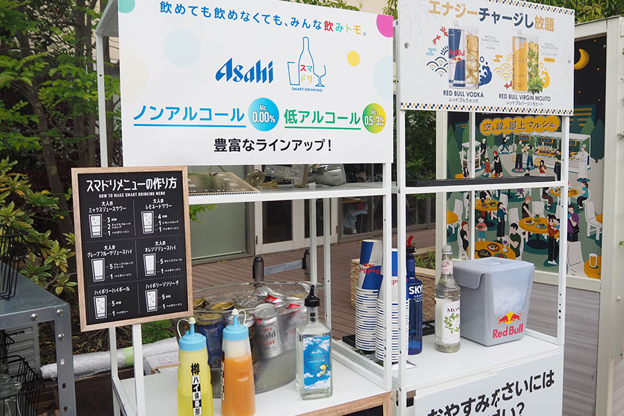 アルコール分の低いハイボールを作れるリキュールもあり、炭酸やジュースとの配分が書かれたボードもスタンバイ。ドリンクはビール、ワイン、ソフトドリンクなど120種