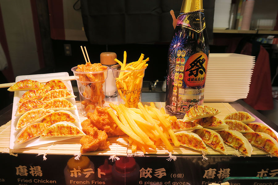 屋台グルメの定番・ポテトや唐揚げも