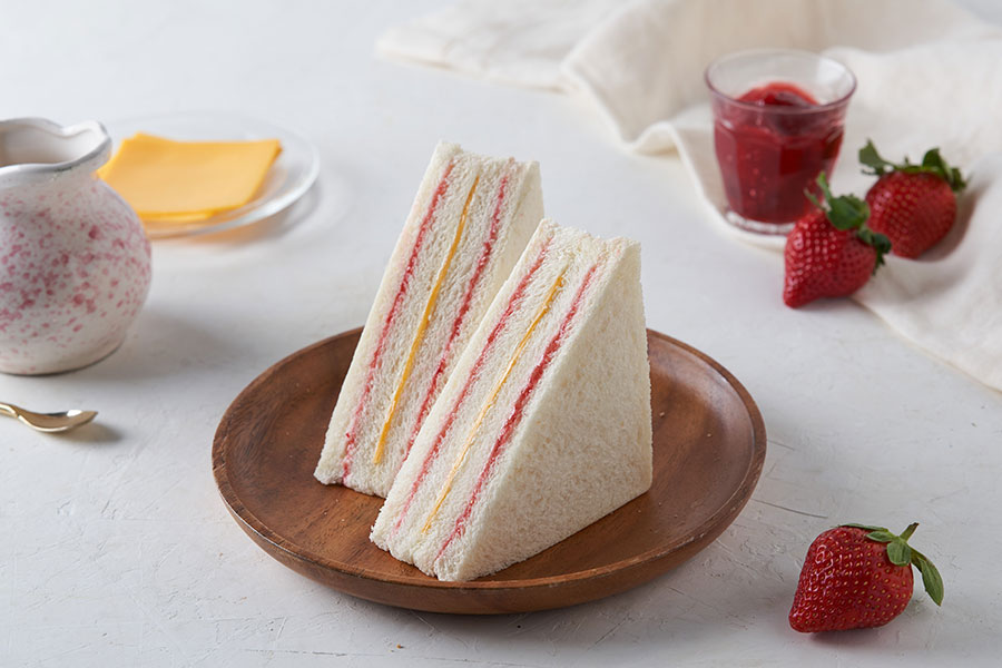 いちごジャム、自家製バターペースト入りの「イチゴ」（350円）