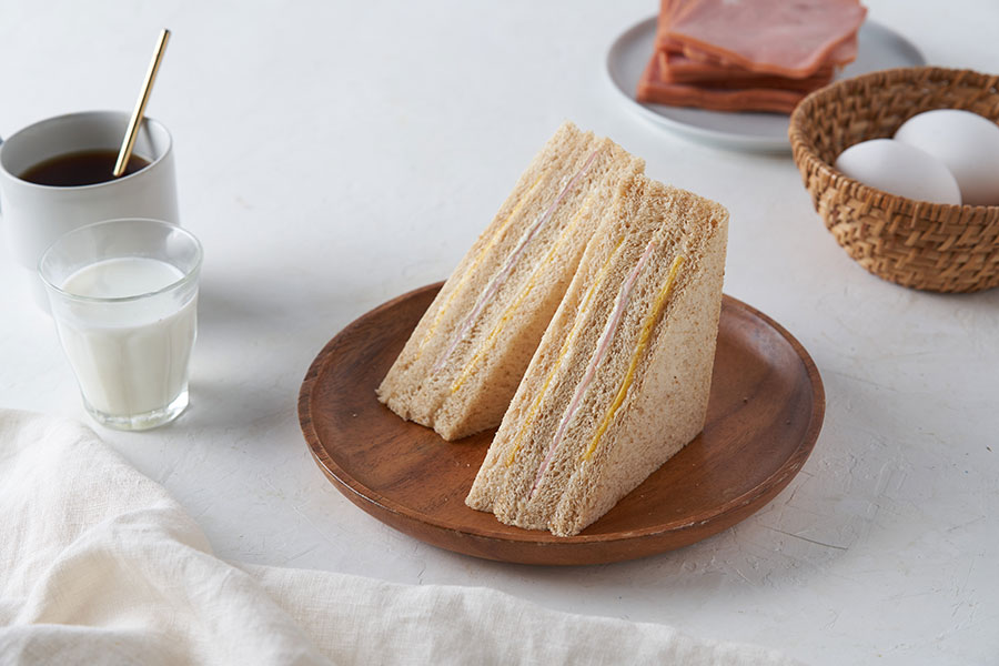 全粒粉食パンに、ハムと玉子、マヨネーズがサンドされた「全粒粉ハム」（390円）