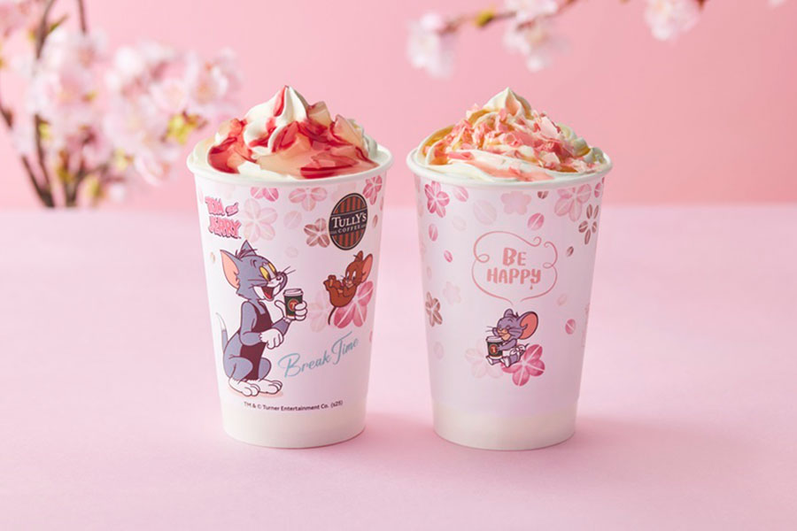 （右）「桜舞う ハニークリームラテ」、（左）「＆TEA 桜香る ピーチメルバロイヤルミルクティー」（各705円）