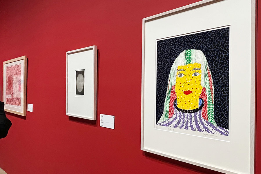 写真手前の作品は「自画像」(C)YAYOI KUSAMA