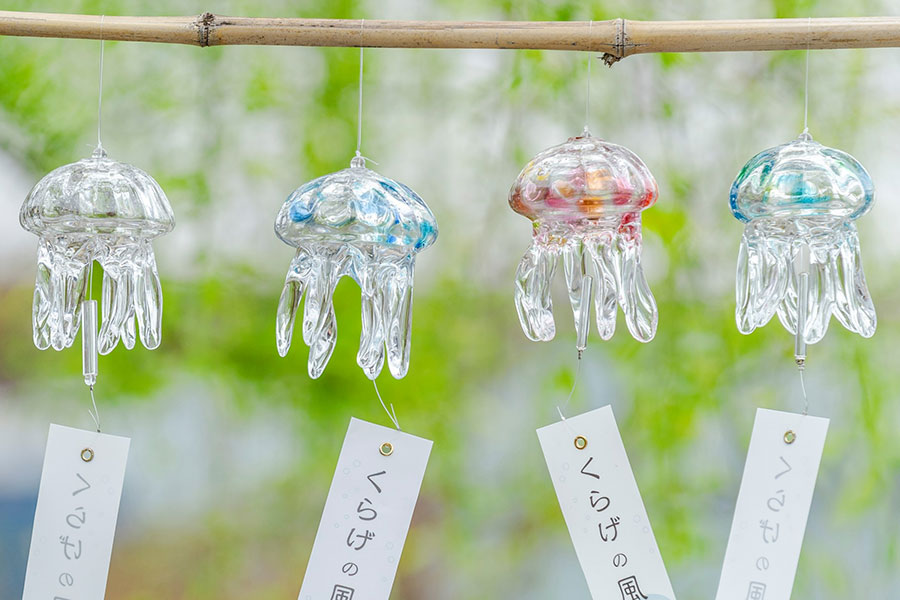 京都水族館『くらげと傘と風鈴と』で数量限定販売される「くらげ風鈴」（クリア、ブルー、ピンク、グリーン 各3800円）