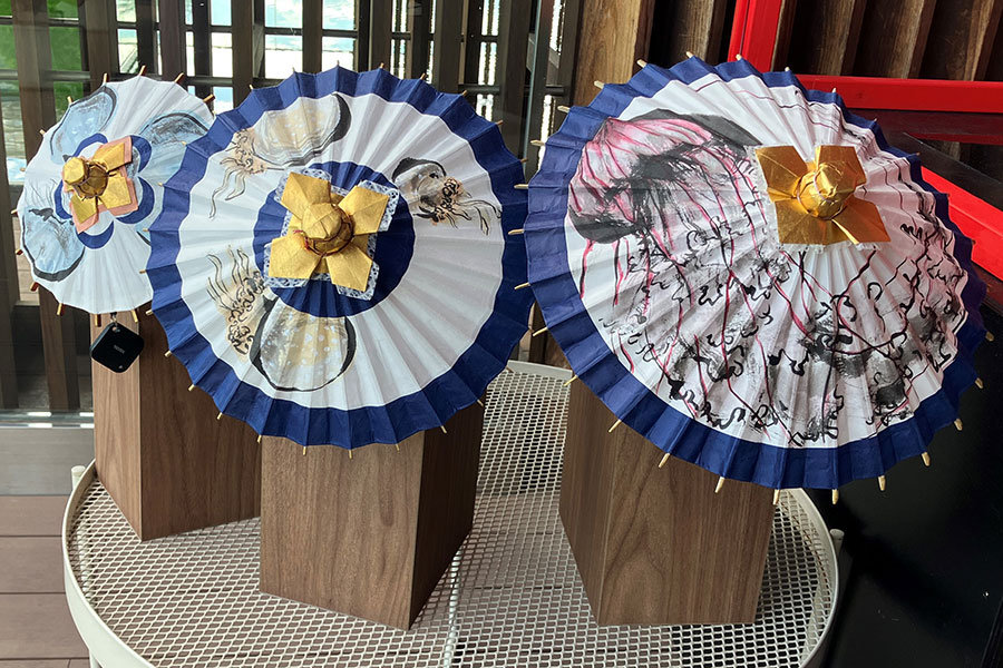 京都水族館『くらげと傘と風鈴と』の「ミニ京和傘」。 平日16時以降限定で記念撮影ができる（ 8月12日～15日の設置はなし）。