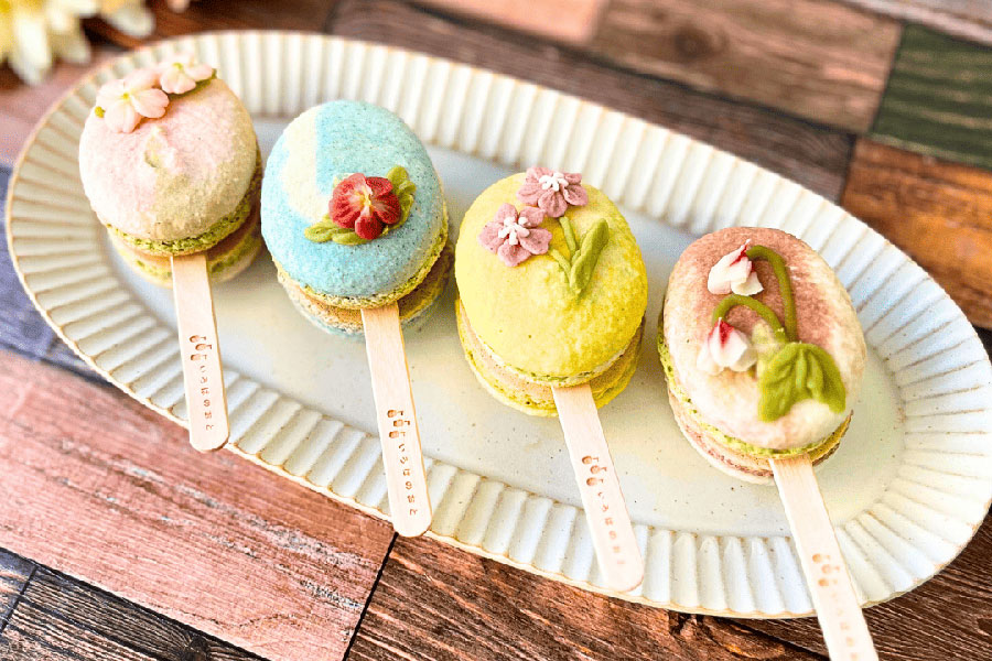 『神戸ハンドメイドマルシェ2025』で出品される焼き菓子「棒付きマカロン」（28・29日）