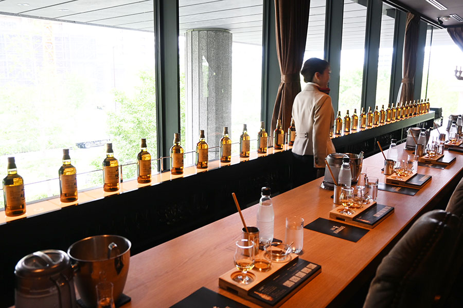 「WHISKY BOTTLE BAR」での試飲体験の様子