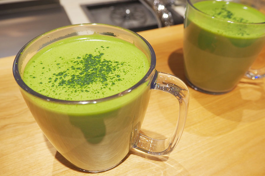 抹茶の程よい渋みが引き立つ「和三蜜 抹茶 ティー ラテ」（Tall・イートイン680円）ホットでもキレイな色味が分かるよう全て透明のグラスで提供