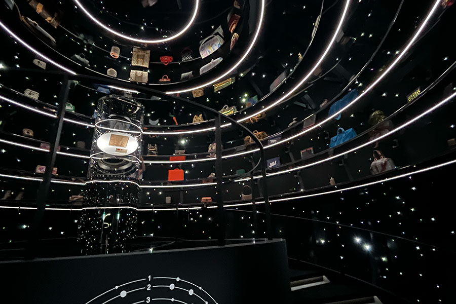 歴代のコレクションが宇宙を彷彿させるような部屋で展示される（『ビジョナリー・ジャーニー』より、Lmaga.jp撮影）