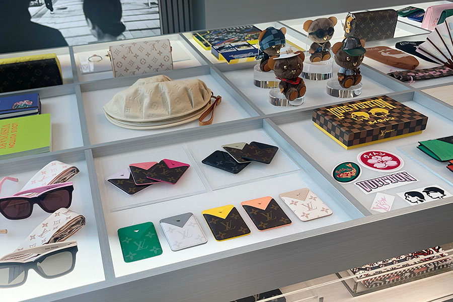 同展のギフトショップでしか手に入らないカラーリングのケースも（手前5色、5万8300円）