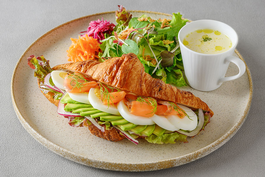 「39days KOBE」で提供されるクロワッサンサンドイッチ燻しサーモンのアボカドタマゴサンド（2200円）