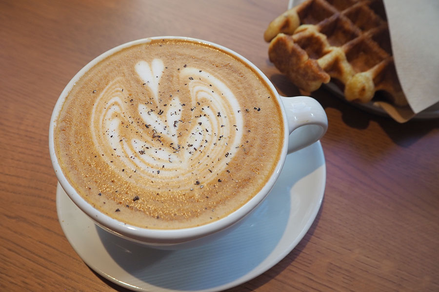 10月末までの期間限定「ブラック カルダモン ラテ」（850円）は華やかな香りが魅力（9月18日 Lmaga.jp撮影）