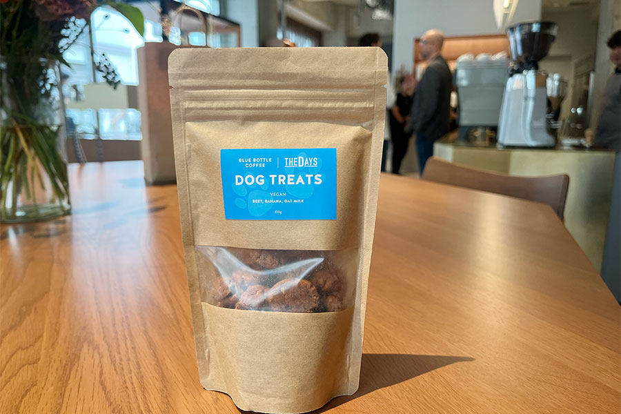 テラス席では愛犬の同伴が可能で、1匹につき1個無料でヴィーガンの「ドッグ トリーツ」がもらえるサービスも。店内販売あり（9月18日 Lmaga.jp撮影）