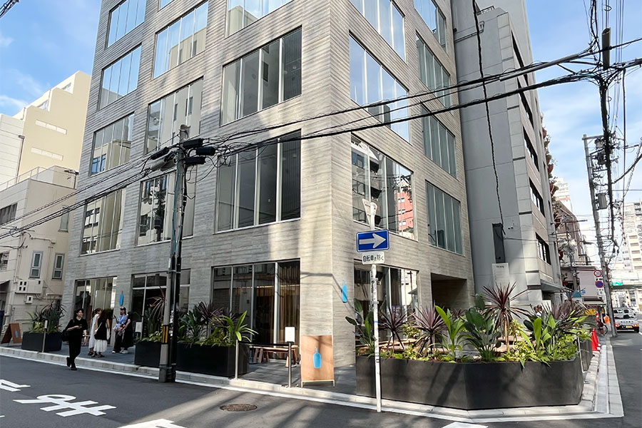 大阪2号店「ブルーボトルコーヒー 心斎橋カフェ」外観（9月18日 Lmaga.jp撮影）
