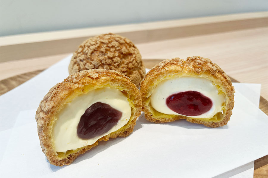 新作「クッキーシュークリーム」（2個・800円、11月末までの販売）こしあんとフランボワーズの2種、テイクアウト販売のみ（11月11日 Lmaga.jp撮影）