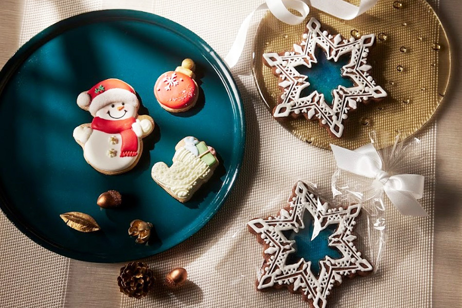 左から、『クリスマスマーケット2025』に登場する「ベリーデコ」のスノーマンパック（3個入り1404円）、クリスタルスノーフレーク（1個各864円）。11月19日～12月25日まで