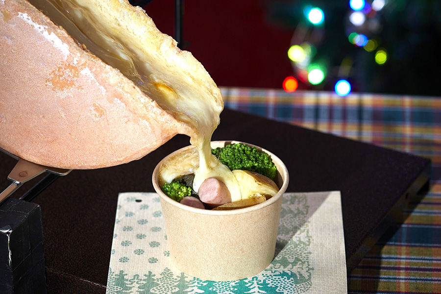 『クリスマスマーケット2025』に登場する「十勝野フロマージュ」の十勝とろとろラクレットチーズがけ（990円）。12月2日～21日まで