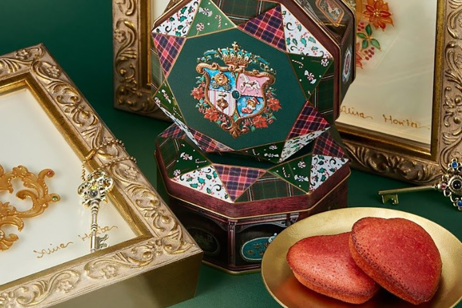 『クリスマスマーケット2025』に登場する「青山デカーボ」のクリスマスエンブレム缶（ラズベリーのフィナンシェ2個、鍵チャーム1個2640円）。11月19日～12月2日まで