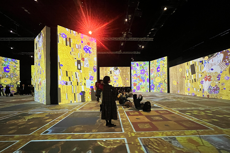 『クリムト・アライブ 大阪展』では座って鑑賞することも可能、クッションも設置されているとか