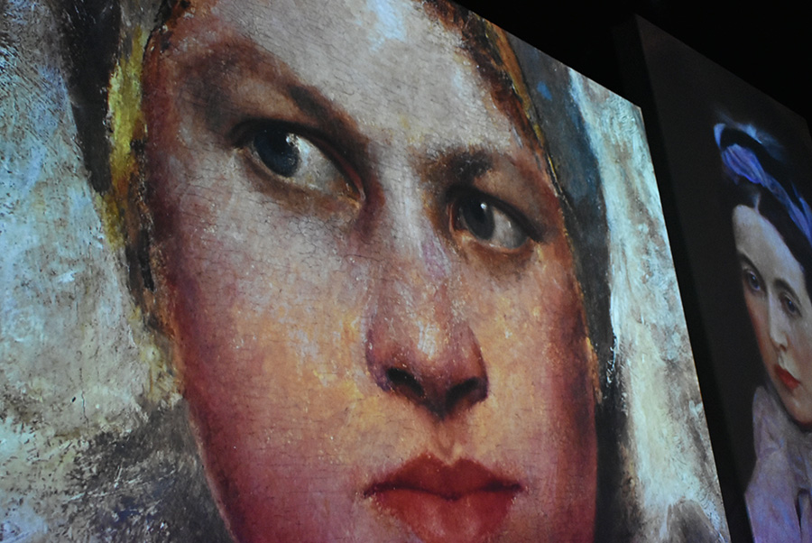 『クリムト・アライブ 大阪展』では名画が大画面で映し出される