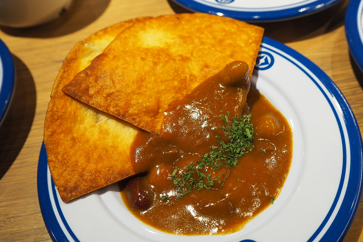トリニダード・トバゴ共和国「ダブルス」は、カレー風味ソースがかったスナック感覚の皿（Lmaga.jp撮影）